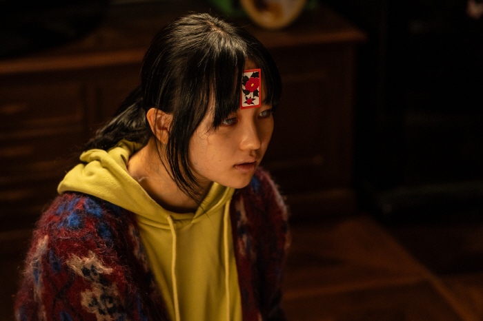What a cute zombie daughter...Choi Yuri, the theater has taken over this summer