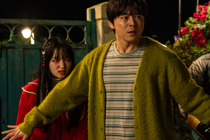 What a cute zombie daughter...Choi Yuri, the theater has taken over this summer