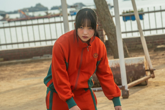 What a cute zombie daughter...Choi Yuri, the theater has taken over this summer