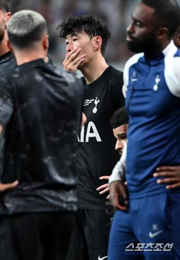 When Son Heung-min fell down, he jumped from the bench and hugged his face in a serious situation and couldn't hide his sadness 