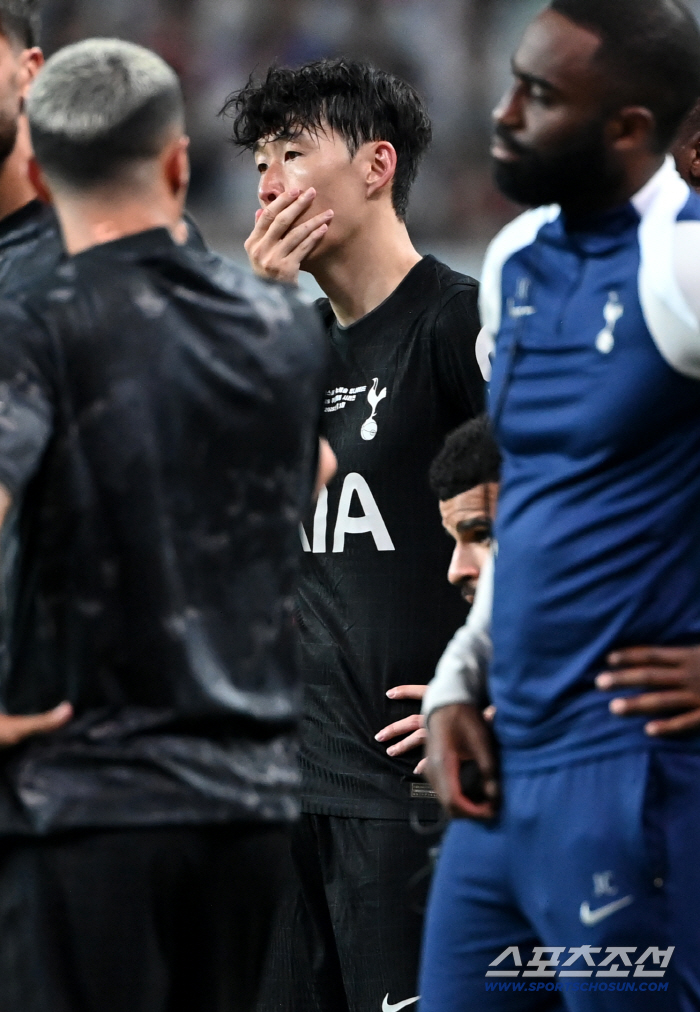 When Son Heung-min fell down, he jumped from the bench and hugged his face in a serious situation and couldn't hide his sadness 