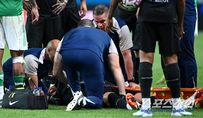 When Son Heung-min fell down, he jumped from the bench and hugged his face in a serious situation and couldn't hide his sadness 