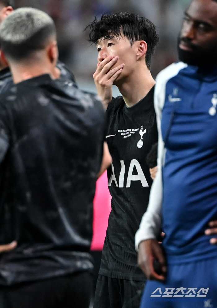 When Son Heung-min fell down, he jumped from the bench and hugged his face in a serious situation and couldn't hide his sadness 