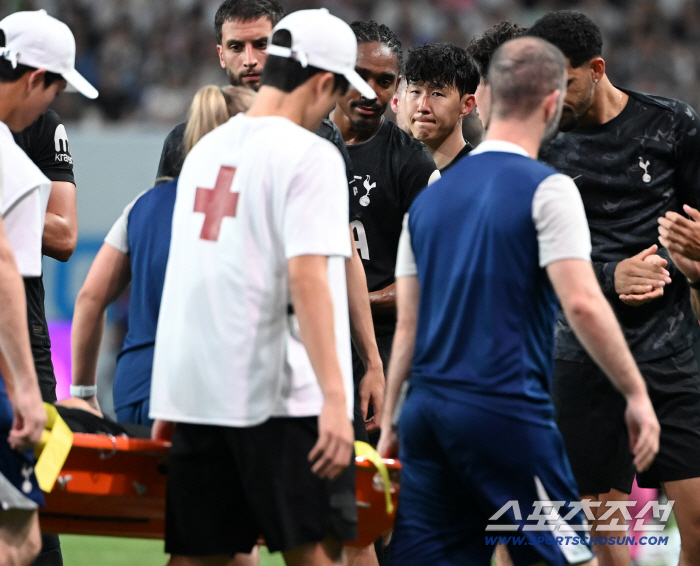 When Son Heung-min fell down, he jumped from the bench and hugged his face in a serious situation and couldn't hide his sadness 