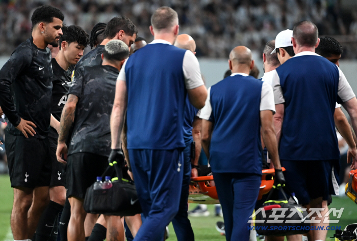 When Son Heung-min fell down, he jumped from the bench and hugged his face in a serious situation and couldn't hide his sadness 