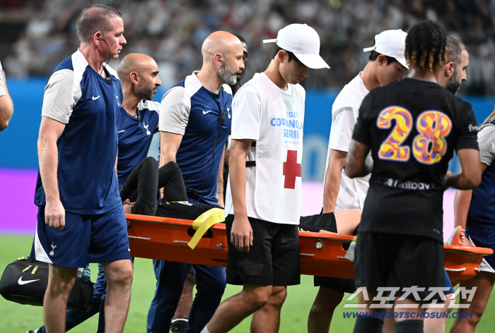 When Son Heung-min fell down, he jumped from the bench and hugged his face in a serious situation and couldn't hide his sadness 