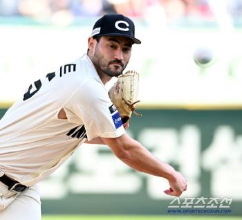 White, who was hit by Yang Eui-ji's hit, eventually failed to exclude the entry. 
