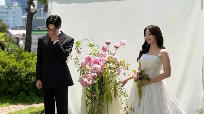 Yoon Sun-woo ♥ Kim Ga-eun's wedding photoshoot revealed...a couple who look like each other when they laugh