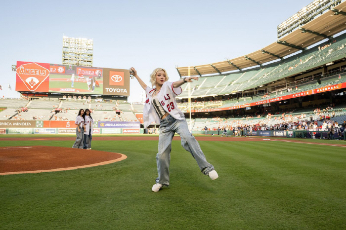 Children's First Pre-Performance in LA Angels...Kim Byung Hyun is the first pitch helper