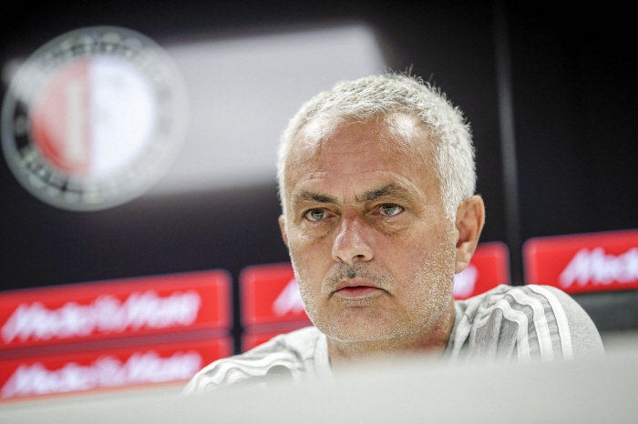 Even the vitriolic Mourinho cried...The player who announced his retirement from the national team due to Park Ji-sung's goal, died of a heart attack