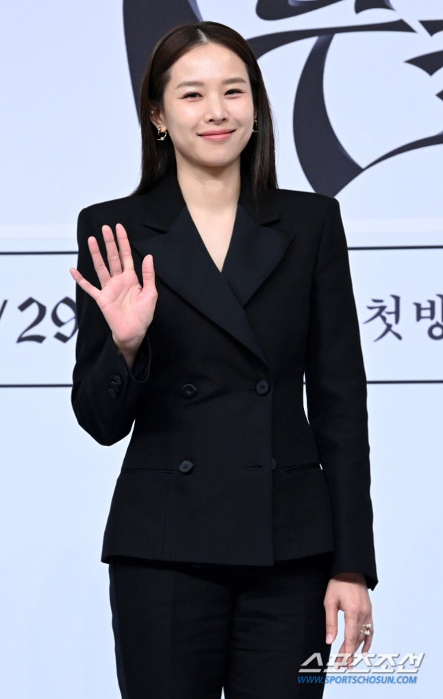 Five years of divorce from Lee Dong-gun..Cho Yoon-hee met her ideal type. Cuteness and charisma combined (dogwolf poem)