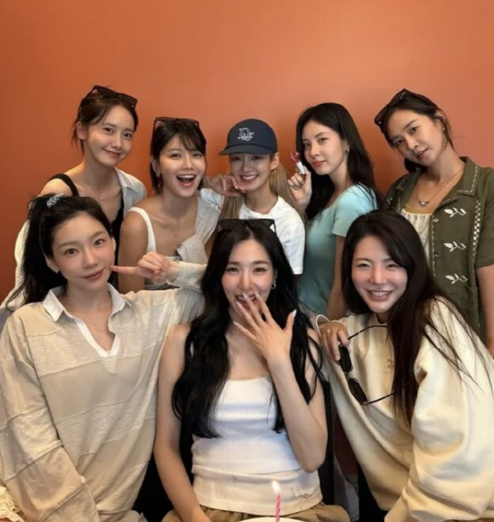 Girls' Generation Yuri, dress code shot by swimming...It was 1,000 won Xiso sunglasses. 