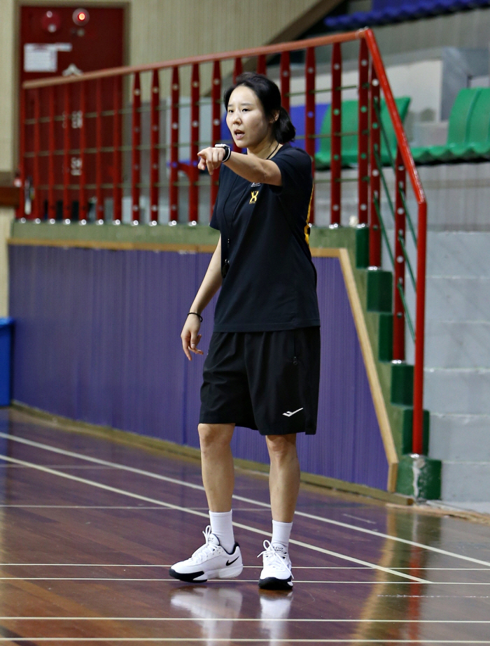 Infinite Competition  Detail Feedback. Shinhan Bank is making sticky. Choi Yoon Ah-ho, it's unusual
