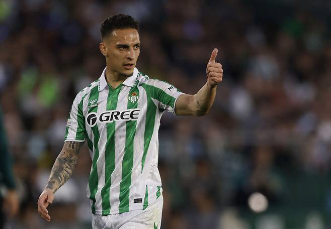 It's a problem to get out. Antony turned down three offers for Betis. Only Manchester United is restless