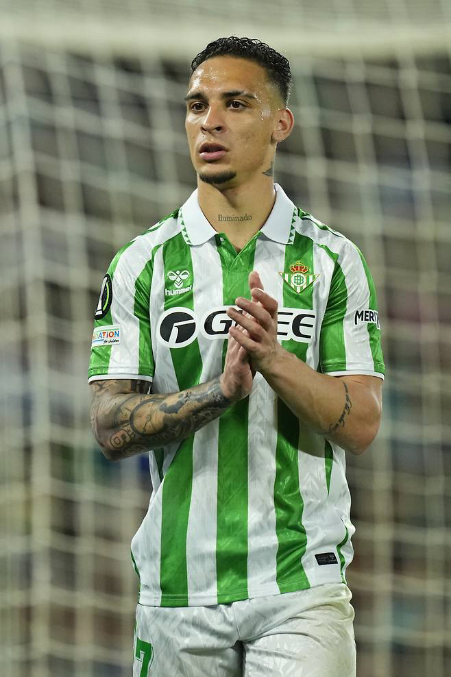 It's a problem to get out. Antony turned down three offers for Betis. Only Manchester United is restless