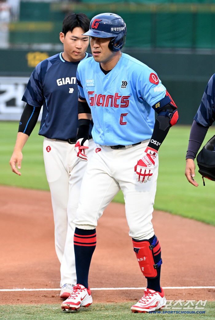 It's unusual. He came home limping. Lotte's No. 2 hitter's hamstring injury. What should I do