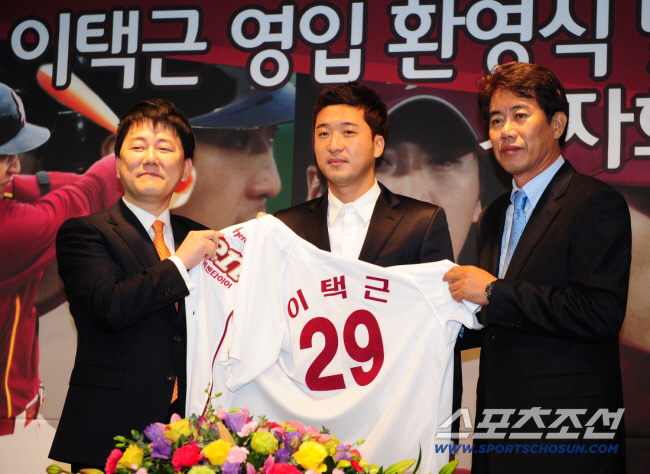 Lee Jung-hoo spent half of the compensation money. Song Sung-moon's shocking 12 billion full guarantee, Lee Taek-geun 14 years ago comes to mind