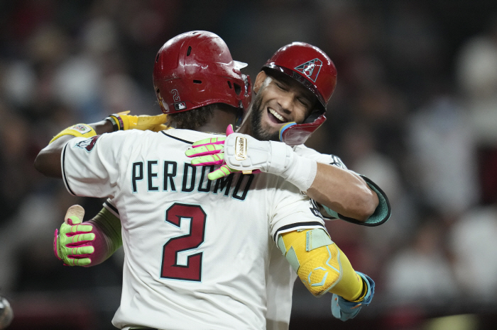 A new history of statcast created by ARI's giant gun, the 117.2km strongest fastball finish that overcame 167.2km