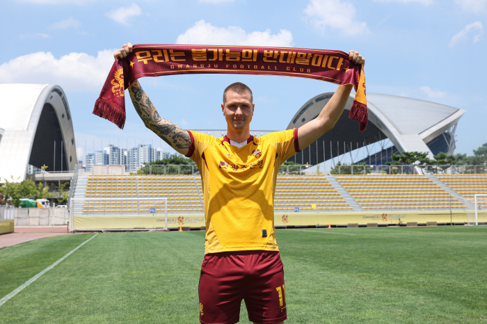 Gwangju FC Appears from Iceland for the First Time in the K League, 196cm FW Friedjohnson's Desire for a New Challenge, Leads to Gwangju