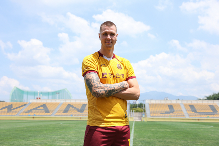 Gwangju FC Appears from Iceland for the First Time in the K League, 196cm FW Friedjohnson's Desire for a New Challenge, Leads to Gwangju