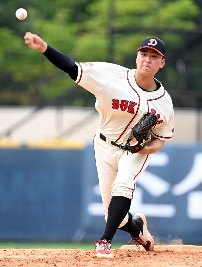 Oh no! What a bad ending! Shim Jun-seok from Deoksu High School, who was considered the most promising player in Korean baseball, was released three years after entering the league. career-ending crisis