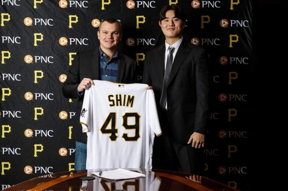 Oh no! What a bad ending! Shim Jun-seok from Deoksu High School, who was considered the most promising player in Korean baseball, was released three years after entering the league. career-ending crisis