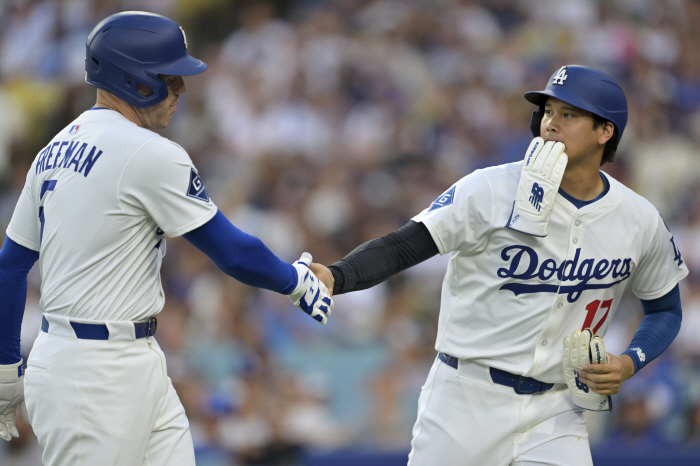 Ohtani, the leadoff for the first time in 25 years, makes it, third base plus three points..After that, Muncy  Teosca  4 home runs  8 RBIs