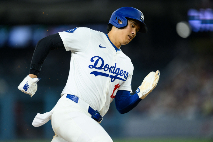 Ohtani, the leadoff for the first time in 25 years, makes it, third base plus three points..After that, Muncy  Teosca  4 home runs  8 RBIs