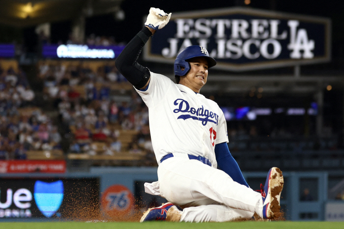 Ohtani, the leadoff for the first time in 25 years, makes it, third base plus three points..After that, Muncy  Teosca  4 home runs  8 RBIs