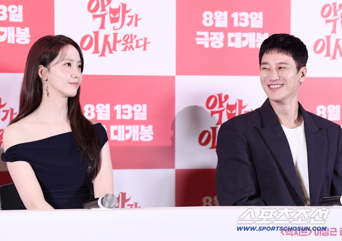  Ahn Bo-hyun and Lim Yoon-ah smile brightly