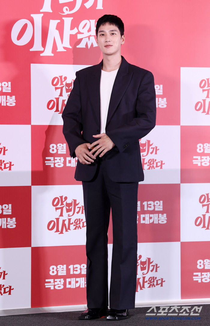  Ahn Soohyun, your suit fit is amazing
