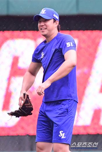  Choi Choongyeon warms up with a bright face