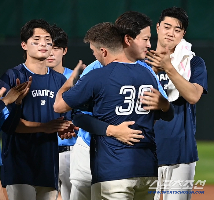  Davison hugging Kim Wonjoong