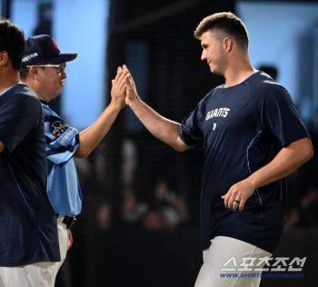  Director Kim Tae-hyung congratulates Davidson on winning 10 games