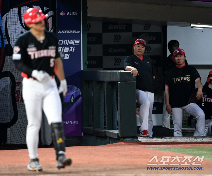  Director Lee Bum-ho sighs at Kim Do-young's swing decision