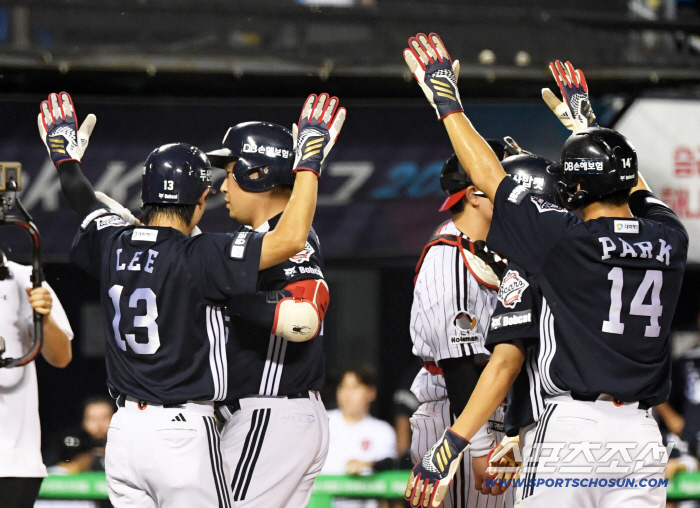  Doosan Yang Eui-ji, the come-from-behind bases-loaded gun, slammed