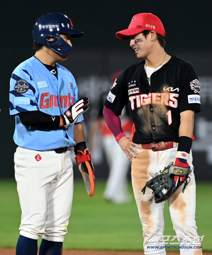  Hwang Sung-bin and Park Chan-ho argue during the second base force-out process