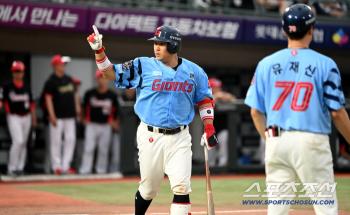  It's a home run, right? Yoo Kang-nam heading to first base, what are the results of the video review?