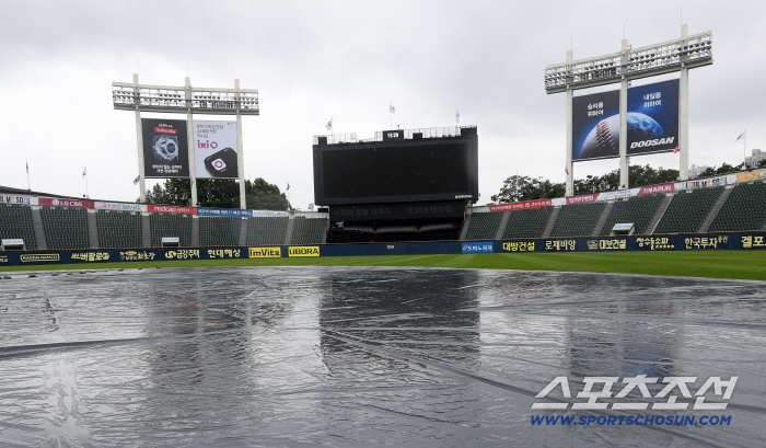  Jamsil Stadium continues to rain