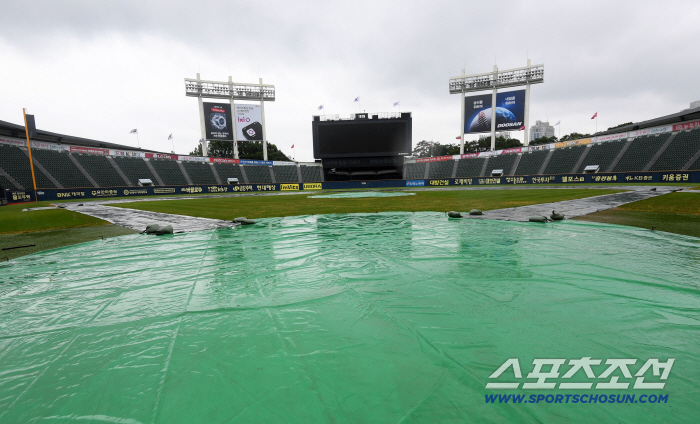  Jamsil Stadium Ground with an oversized tarpaulin that keeps falling