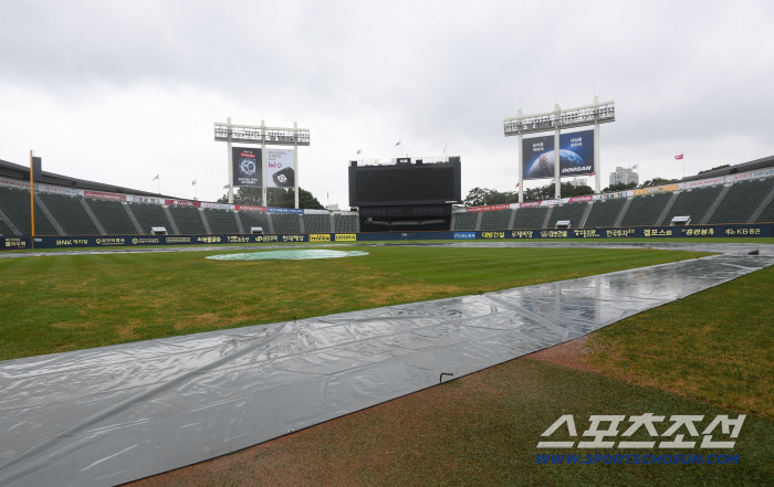  Jamsil Stadium LG Doosan's game variable is rain