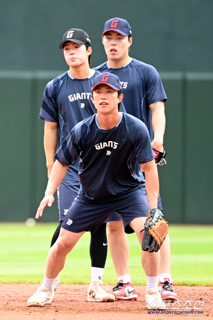  Jeon Min-jae, Han Tae-yang, Ko Seung-min, is training to defend 2nd base