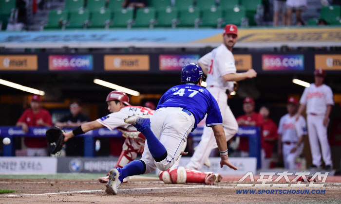  Kang Min-ho scored first with a strong base run
