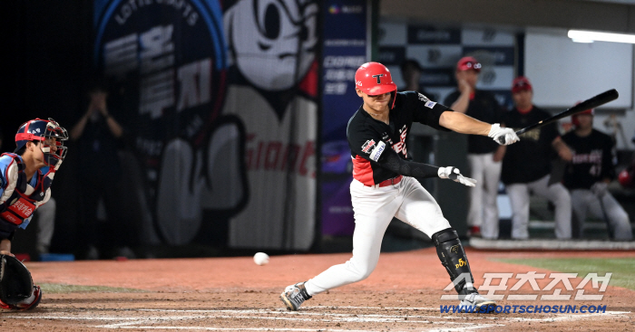  Kim Do-young and Yoon Sung-bin strike out swinging on a fork ball
