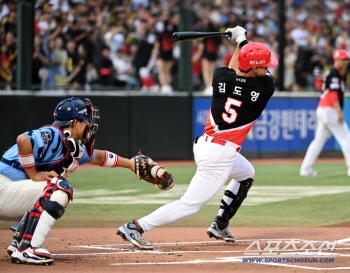  Kim Do-young, first RBI with infield ground ball