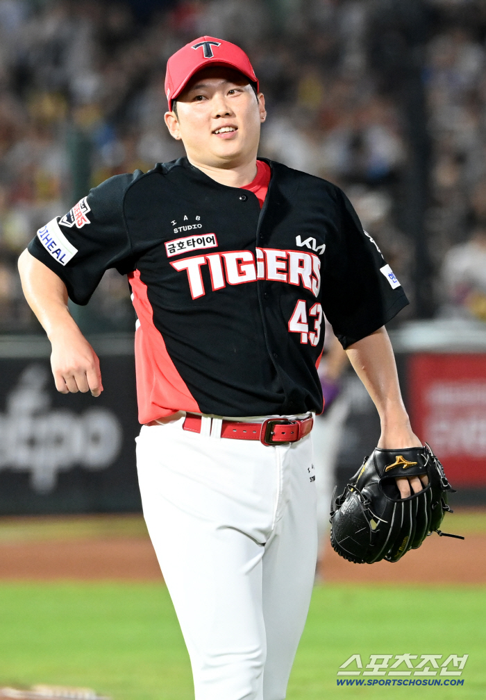  Kim Geon-guk smiling
