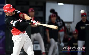  Kim Ho-ryeong hits the leadoff hitter in the fifth inning