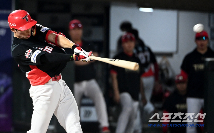  Kim Ho-ryeong hits the leadoff hitter in the fifth inning