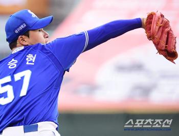  Lee Seunghyun is pitching hard to the left