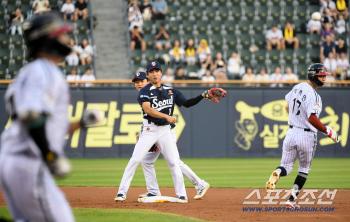  Lee Yoochan's neat double play